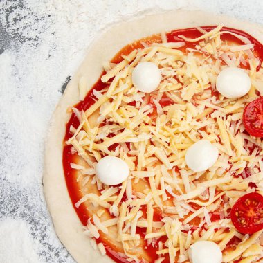 Gri arka planda Margherita pizzası. Geleneksel İtalyan yemekleri. Üst manzara, düz uzanma