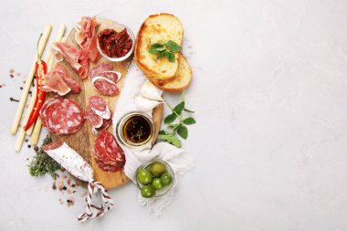 Hafif arka planda sosis çeşitleri. İnce doğranmış ve baharatlı etten yapılmış et ürünü. Düz konum, üst görünüm, kopyalama alanı