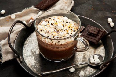 Şekerlemeli kakao ve kupada kakao tozu. Kremalı sıcak içecek.. 