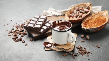 Esmer arka planda erimiş çikolata içeceği. Sıcak içecek..