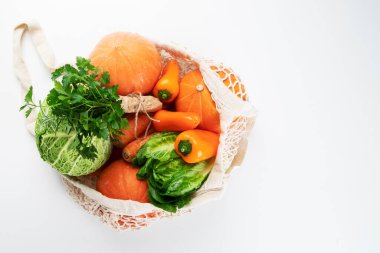 Hafif arka planda çeşitli sebzeler. Alışveriş sepeti. Sağlıklı gıda konsepti. Üst görünüm, düz görünüm, kopyalama alanı