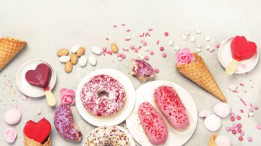 Gri arka planda farklı dondurma türleri. Atmosfer yaz konsepti. Üst görünüm, düz görünüm, kopyalama alanı