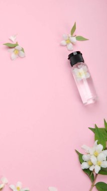 Yasemin çiçekli yağlı şişeler. Vücut ve yüz bakımı için doğal kozmetik ve güzellik ürünleri. Üst görünüm, düz görünüm, kopyalama alanı