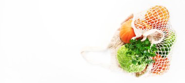 Hafif arka planda çeşitli sebzeler. Alışveriş sepeti. Sağlıklı gıda konsepti. Üst görünüm, düz görünüm, kopyalama alanı, panorama