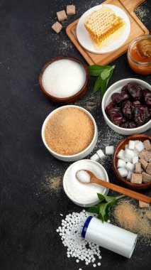 Koyu arkaplanda şeker için çeşitli diyet değişiklikleri. Organik tatlandırıcı konsepti. Üst görünüm, düz görünüm, kopyalama alanı