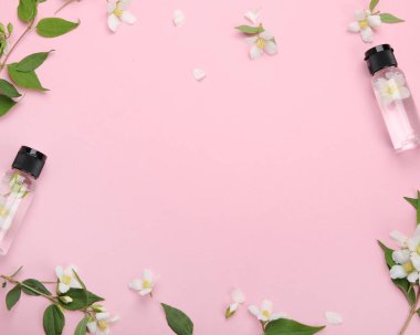 Yasemin çiçekli yağlı şişeler. Vücut ve yüz bakımı için doğal kozmetik ve güzellik ürünleri. Üst görünüm, düz görünüm, kopyalama alanı