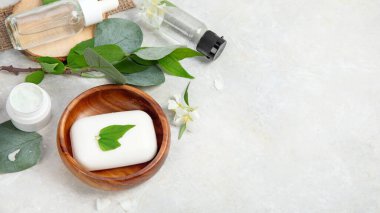 Aloe Vera arka planda nemlendirici ve dilimler. Güzellik tedavi konseptleri. Üst görünüm, düz görünüm, kopyalama alanı