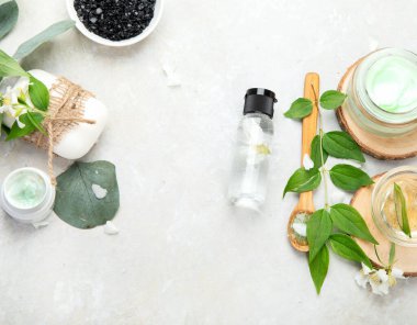 Aloe Vera arka planda nemlendirici ve dilimler. Güzellik tedavi konseptleri. Üst görünüm, düz görünüm, kopyalama alanı