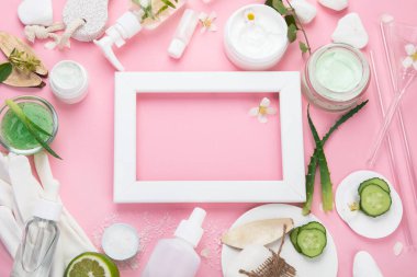 Pembe arka planda yüz ve vücut bakım ürünleri. Doğal kozmetikler. Üst görünüm, düz görünüm, kopyalama alanı