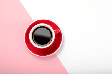 Arka planda kırmızı bardakta kahve. Sıcak içecek. Üst görünüm, düz görünüm, kopyalama alanı