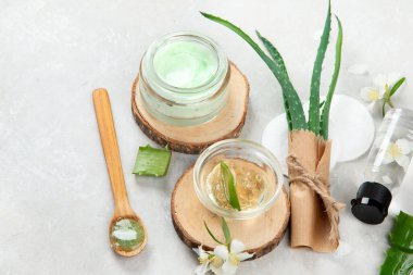 Aloe Vera arka planda nemlendirici ve dilimler. Güzellik tedavisi kavramları.