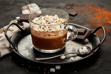 Şekerlemeli kakao ve kupada kakao tozu. Kremalı sıcak içecek..