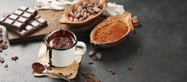 Esmer arka planda erimiş çikolata içeceği. Sıcak içecek. panorama, boşluğu kopyala