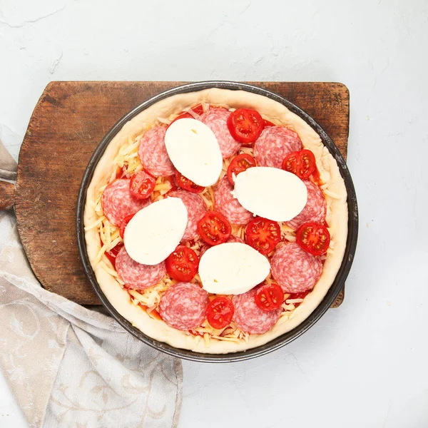 Pepperoni Pizza Auf Hellem Hintergrund Frisch Zubereitete Lebensmittel Draufsicht Flache — Stockfoto