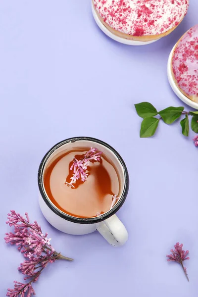 Fliederblüten Mit Einer Tasse Tee Auf Buntem Hintergrund Stimmungsvolles Sommerkonzept — Stockfoto