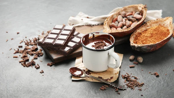 Esmer arka planda erimiş çikolata içeceği. Sıcak içecek..