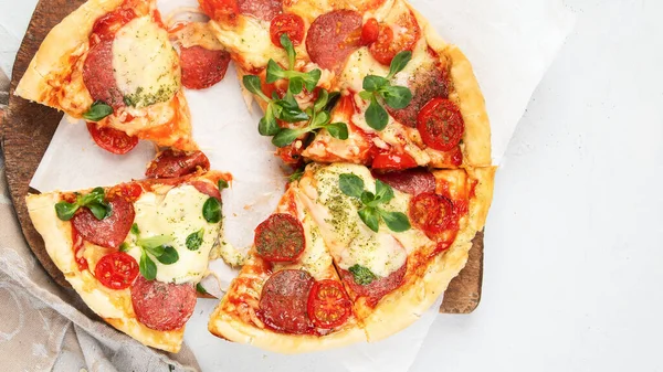Pizza Pepperoni Fundal Deschis Mâncare Proaspăt Preparată Vedere Sus Plat — Fotografie, imagine de stoc
