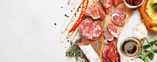 Assortimento Salsicce Sfondo Chiaro Prodotto Base Carne Finemente Tritata Stagionata — Foto Stock