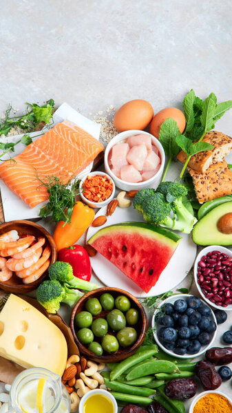 Здоровый ассортимент продуктов питания на светлом фоне. Диетическая концепция. Вид сверху, плоский, копировальное пространство