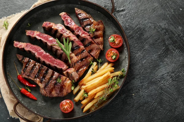 Beef Steak Meat Tomato French Potatoes Dark Plate Grey Background — Fotografia de Stock