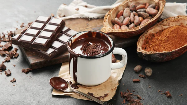 Esmer arka planda erimiş çikolata içeceği. Sıcak içecek.. 