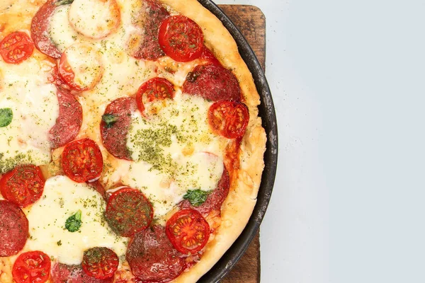 Pepperoni Pizza Lichte Achtergrond Vers Gemaakt Eten Bovenaanzicht Vlak Lay — Stockfoto