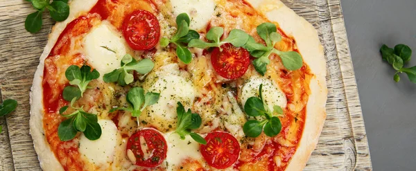 Margherita Pizza Grijze Achtergrond Traditioneel Italiaans Eten Bovenaanzicht Flat Lay — Stockfoto