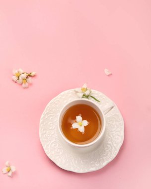 Renkli yasemin çayı. Bitki çayı konsepti. Üst görünüm, düz görünüm, kopyalama alanı