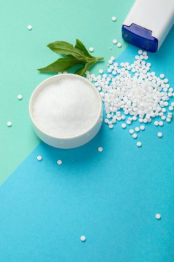 Renkli arka planda şeker ikamesi. Diyabetik konsept. Üst görünüm, düz görünüm, kopyalama alanı