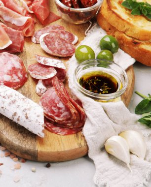 Hafif arka planda sosis çeşitleri. İnce doğranmış ve baharatlı etten yapılmış et ürünü. Boşluğu kopyala