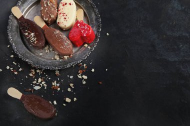 Esmer arka planda buzlu dondurma çeşitleri. Bahar doğal arka plan. Üst görünüm, düz görünüm, kopyalama alanı