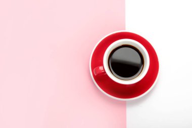 Arka planda kırmızı bardakta kahve. Sıcak içecek. Üst görünüm, düz görünüm, kopyalama alanı