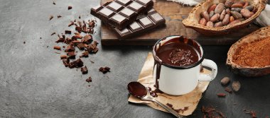 Esmer arka planda erimiş çikolata içeceği. Sıcak içecek. panorama, boşluğu kopyala