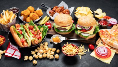 Fast food ve sağlıksız yeme konsepti. Fast food atıştırmalıkları ve kola içeceklerine yakın çekim..