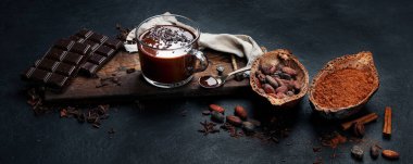 Şekerlemeli kakao ve kupada kakao tozu. Krem şantili sıcak içecek. panorama