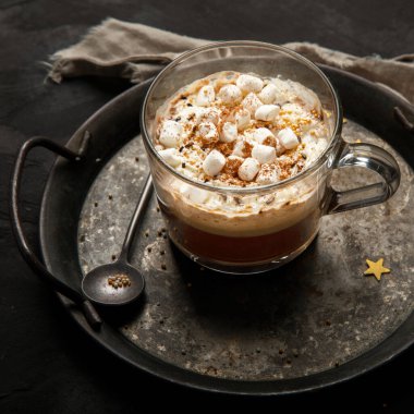 Şekerlemeli kakao ve kupada kakao tozu. Kremalı sıcak içecek.. 