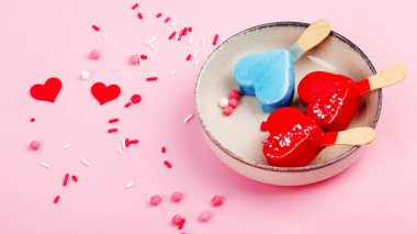 Pembe arka planda farklı dondurma çeşitleri. Atmosferik yaz konsepti. 