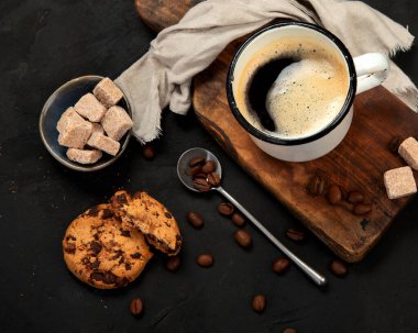 Koyu arkaplanda bir fincan koyu kahve. Sıcak içecek. Kahvaltı konsepti. Üst manzara, düz uzanma