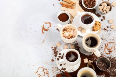 Hafif arka planda kahve fincanı çeşitleri. Modern kahvaltı konsepti. Üst görünüm, düz görünüm, kopyalama alanı