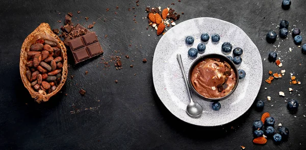 Шоколадное Мороженое Ягодами Тёмном Фоне Вид Сверху — стоковое фото