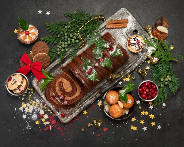 Σοκολάτα Yule Κούτσουρο Σκούρο Φόντο Παραδοσιακό Επιδόρπιο Των Χριστουγέννων Άνω — Φωτογραφία Αρχείου
