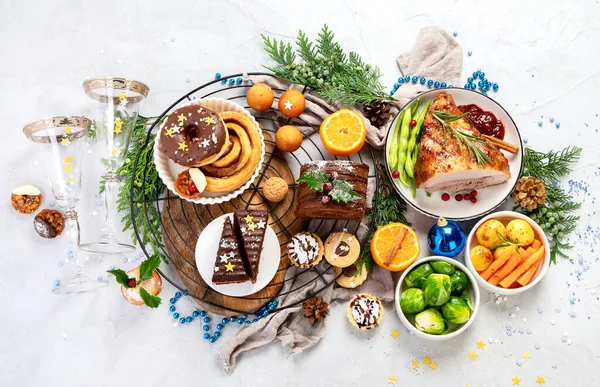 Delicious Christmas Themed Dinner Table Roasted Meat Potato Appetizers Desserts — Fotografia de Stock