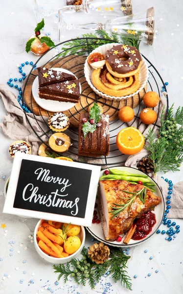 Delicious Christmas Themed Dinner Table Roasted Meat Potato Appetizers Desserts — Fotografia de Stock