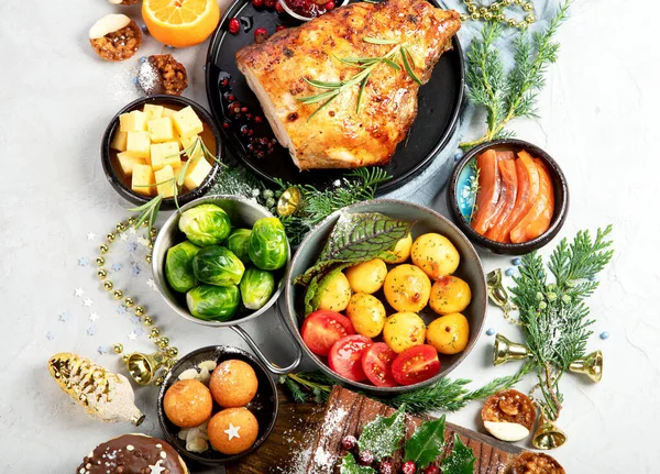 Delicious Christmas Themed Dinner Table Roasted Meat Potato Appetizers Desserts — Stock Fotó