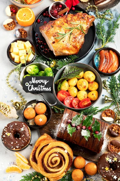 Delicious Christmas Themed Dinner Table Roasted Meat Potato Appetizers Desserts — 图库照片