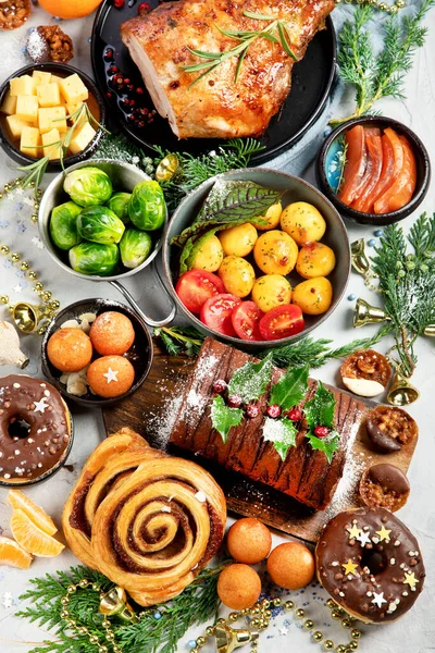 Delicious Christmas Themed Dinner Table Roasted Meat Potato Appetizers Desserts — Stockfoto