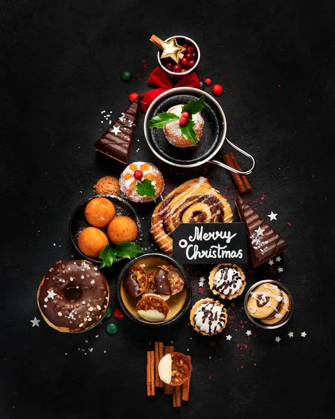 Χριστουγεννιάτικο Δέντρο Γλυκά Και Μπισκότα Διακόσμηση Σκούρο Φόντο Φαγητό Διακοπών — Φωτογραφία Αρχείου