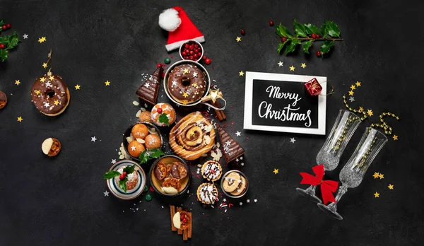 Χριστουγεννιάτικο Δέντρο Γλυκά Και Μπισκότα Διακόσμηση Σκούρο Φόντο Φαγητό Διακοπών — Φωτογραφία Αρχείου