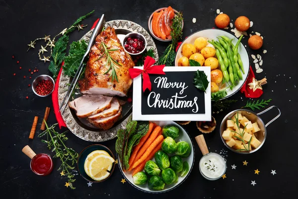 Παραδοσιακό Χριστουγεννιάτικο Δείπνο Σκούρο Φόντο Φαγητό Διακοπών Άνω Όψη — Φωτογραφία Αρχείου