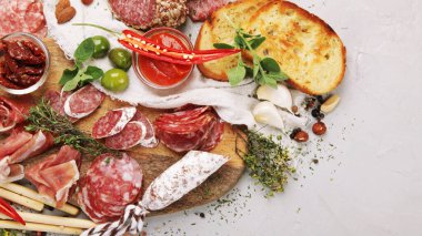 Hafif arka planda sosis çeşitleri. İnce doğranmış ve baharatlı etten yapılmış et ürünü. Düz konum, üst görünüm, kopyalama alanı